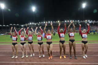 Les 8 relayeuses suisses présentes à Athletissima. Parmi elles, Emma van Camp (2ème depuis la gauche) et Soraya Becerra (4ème depuis la gauche).